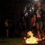 Palestrante Fernando Ventura caminhando nas brasas