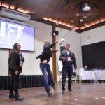 Palestrante mágico Fernando Ventura com uma espada na mão