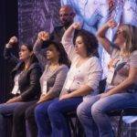 Palestrante Fernando Ventura fazendo. Hipnose no Palco