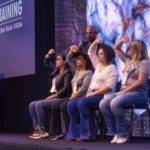 Palestrante Fernando Ventura fazendo. Hipnose no Palco