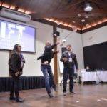 Palestrante mágico Fernando Ventura com uma espada na mão